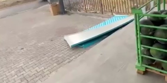 Elazığ Karakoçan’da Fırtına: İş Yerlerinin Tabelaları Uçtu Elazığ Karakoçan’da Fırtına: İş Yerlerinin Tabelaları Uçtu