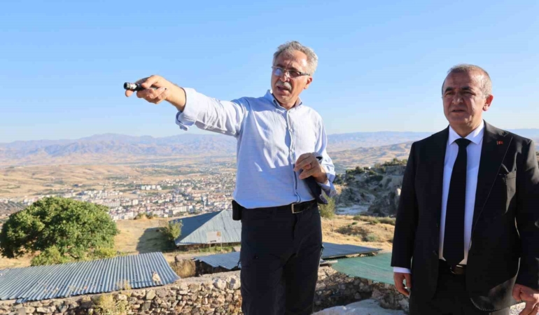 elazig-valisi-hatipoglu-harput-kalesindeki-restorasyon-calismalarini-kontrol-etti-sZjK6RpS.jpg