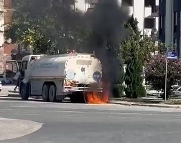 Elazığ’da Alev Alan Su Tankeri İtfaiye Tarafından Söndürüldü Elazığ’da Alev Alan Su Tankeri İtfaiye Tarafından Söndürüldü