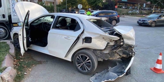 Elazığ'da Cip ile Otomobil Çarpıştı: 2 Yaralı Elazığ’da Cip ile Otomobil Çarpıştı: 2 Yaralı