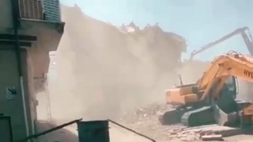 Elazığ'da Depremde Ağır Hasar Alan Binanın Yıkımı Korna Sesi ile Gerçekleştirildi Elazığ’da Depremde Ağır Hasar Alan Binanın Yıkımı Korna Sesi ile Gerçekleştirildi
