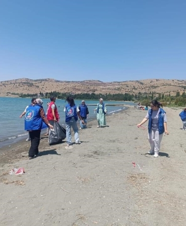 elazigda-gencler-hazar-golunde-cevre-temizligi-yapti-HX5Q9qel.jpg