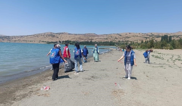 elazigda-gencler-hazar-golunde-cevre-temizligi-yapti-HX5Q9qel.jpg