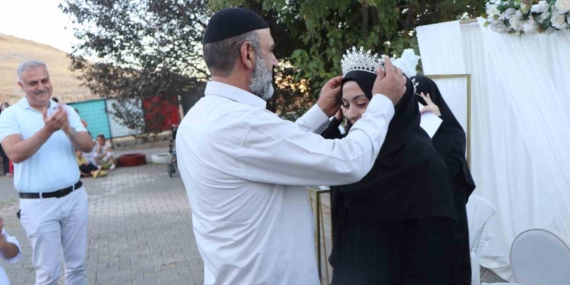 Kovancılar’da Hafızlık Eğitimi Tamamlayanlara İcazet Töreni Düzenlendi Kovancılar’da Hafızlık Eğitimi Tamamlayanlara İcazet Töreni Düzenlendi