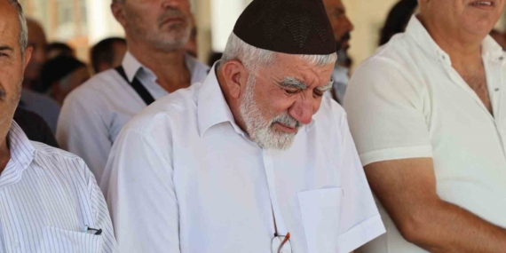 Elazığ'da Haniye için kılınan cenaze namazında yaşlı adam İsrail’i kınadı, gözyaşları döktü Elazığ’da Haniye için kılınan cenaze namazında yaşlı adam İsrail’i kınadı, gözyaşları döktü