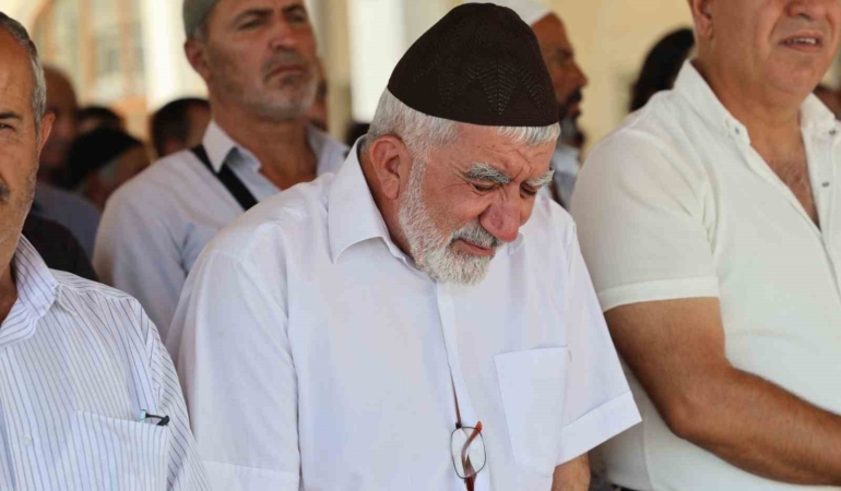 elazigda-haniye-icin-kilinan-cenaze-namazinda-yasli-adam-israili-kinadi-gozyaslari-doktu-Lbrxj8Db.jpg