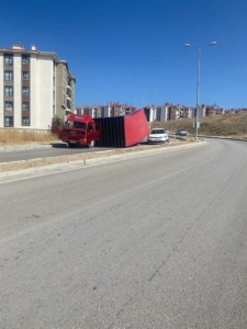 elazigda-kamyon-kazasi-maddi-hasarla-atlatildi-kazayi-spiker-gibi-anlatti-video-x4TryTmv.jpg