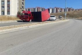 elazigda-kamyon-kazasi-maddi-hasarla-atlatildi-kazayi-spiker-gibi-anlatti-video-x4TryTmv.jpg