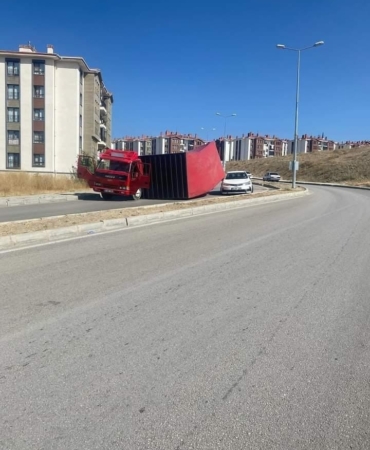 elazigda-kamyon-kazasi-maddi-hasarla-atlatildi-kazayi-spiker-gibi-anlatti-video-x4TryTmv.jpg