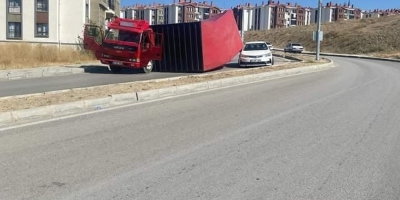 Elazığ’da Kamyon Kazası Maddi Hasarla Atlatıldı: Kazayı spiker gibi anlattı (VİDEO)