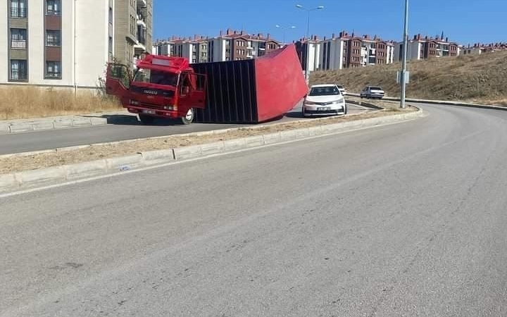 elazigda-kamyon-kazasi-maddi-hasarla-atlatildi-kazayi-spiker-gibi-anlatti-video-x4TryTmv.jpg