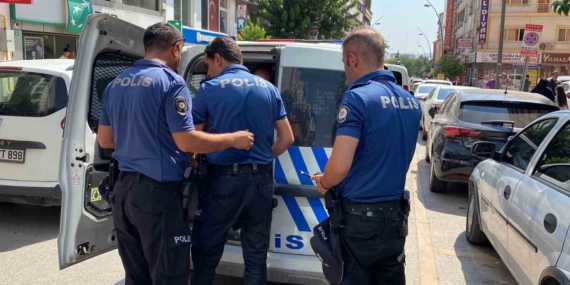 Elazığ’da Kuyumcuda Bıçaklı Saldırı: Bir Kişi Yaralandı Elazığ’da Kuyumcuda Bıçaklı Saldırı: Bir Kişi Yaralandı