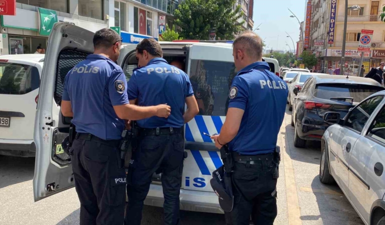 elazigda-kuyumcuda-bicakli-saldiri-bir-kisi-yaralandi-DDmR1zXu.jpg