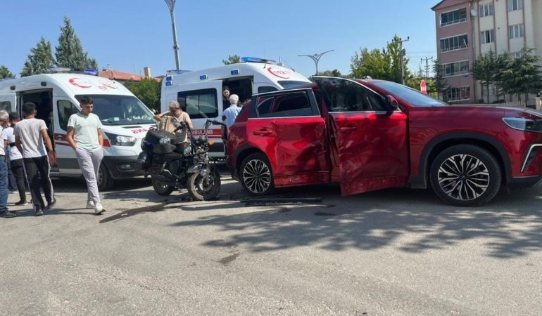 elazigda-motosiklet-ile-togg-carpisti-2-yarali-unwn5q5q.jpg