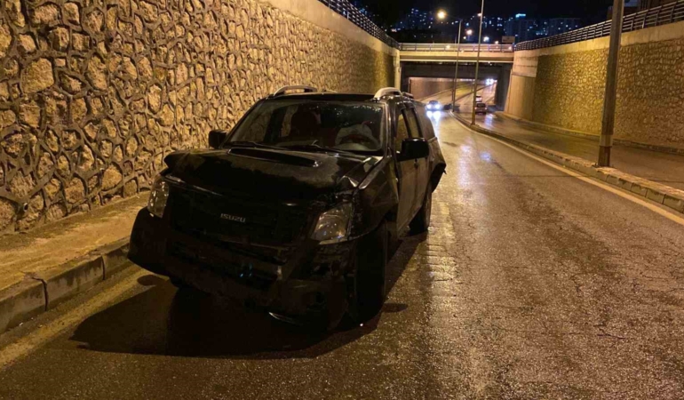 elazigda-otomobil-duvara-carpti-2-yarali-ANryvCPN.jpg