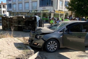 elazigda-otomobille-carpisan-minibus-devrildi-2-yarali-3kp8AJSW.jpg