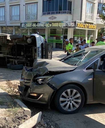 elazigda-otomobille-carpisan-minibus-devrildi-2-yarali-3kp8AJSW.jpg