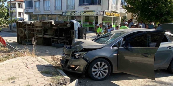 Elazığ’da Otomobille Çarpışan Minibüs Devrildi: 2 Yaralı Elazığ’da Otomobille Çarpışan Minibüs Devrildi: 2 Yaralı