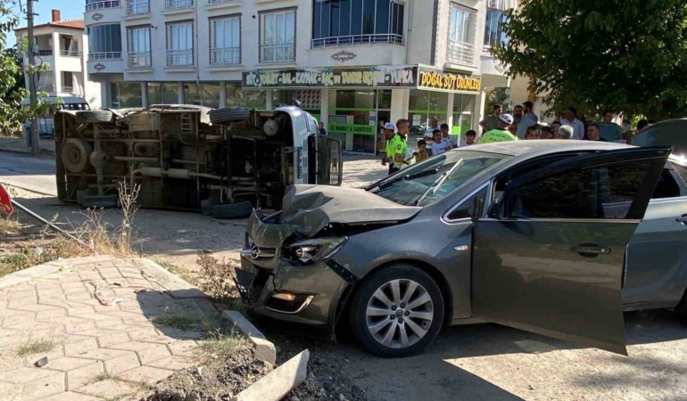 elazigda-otomobille-carpisan-minibus-devrildi-2-yarali-3kp8AJSW.jpg