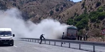 elazigda-seyir-halindeki-kamyondan-cikan-duman-korkuttu-Q1FNfp8U.jpg
