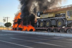 elazigda-seyir-halindeki-tir-alevlere-teslim-oldu-1GBj4HPX.jpg