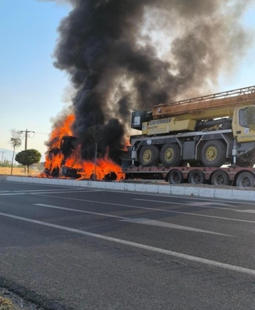 elazigda-seyir-halindeki-tir-alevlere-teslim-oldu-1GBj4HPX.jpg