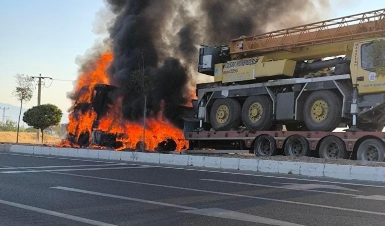elazigda-seyir-halindeki-tir-alevlere-teslim-oldu-1GBj4HPX.jpg