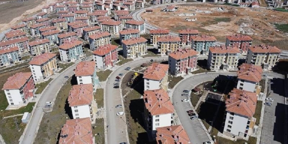 Elazığ'da teslim dahi edilmeyen TOKİ evleri için 4.650 TL aidat istendi Elazığ’da teslim dahi edilmeyen TOKİ evleri için 4.650 TL aidat istendi
