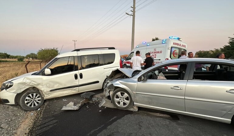 elazigda-trafik-kazasi-6-kisi-yaralandi-Kb6LEWNW.jpg