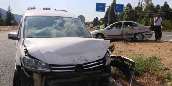 Elazığ’da Trafik Kazası: 8 Kişi Yaralandı Elazığ’da Trafik Kazası: 8 Kişi Yaralandı