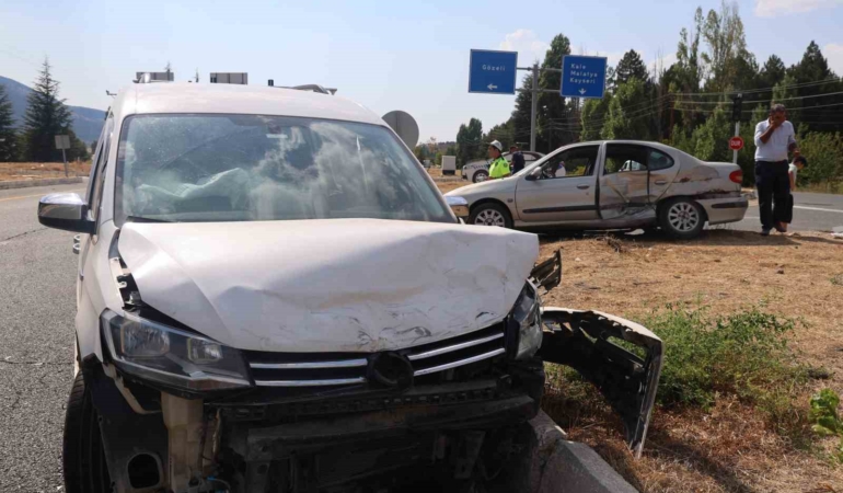 elazigda-trafik-kazasi-8-kisi-yaralandi-A8Njwz3v.jpg