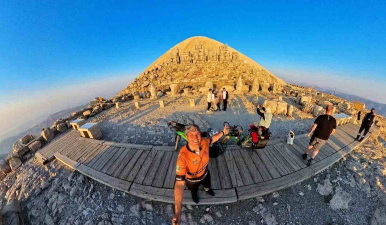 elazigli-ogretmenler-5-gunde-450-kilometre-pedal-cevirerek-nemrut-ve-gobeklitepeyi-gezdi-Rufnr9eJ.jpg