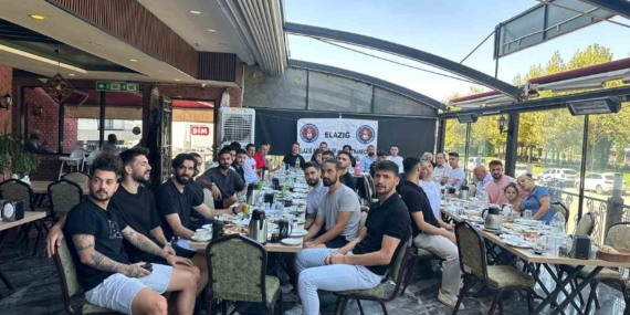 Elazığspor Teknik Heyeti ve Futbolcuları Maç Öncesi Düzenlenen Kahvaltıda Bir Araya Geldi Elazığspor Teknik Heyeti ve Futbolcuları Maç Öncesi Düzenlenen Kahvaltıda Bir Araya Geldi