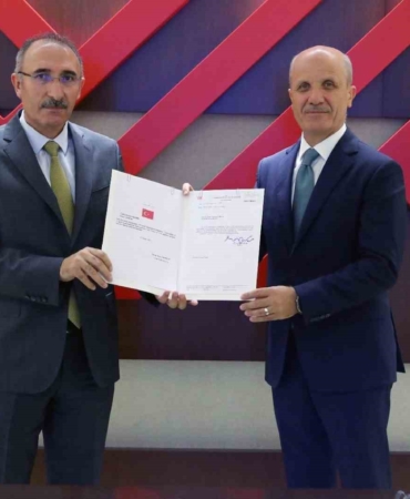 fu-rektoru-prof-dr-goktas-mazbatasini-aldi-QNiytkjN.jpg