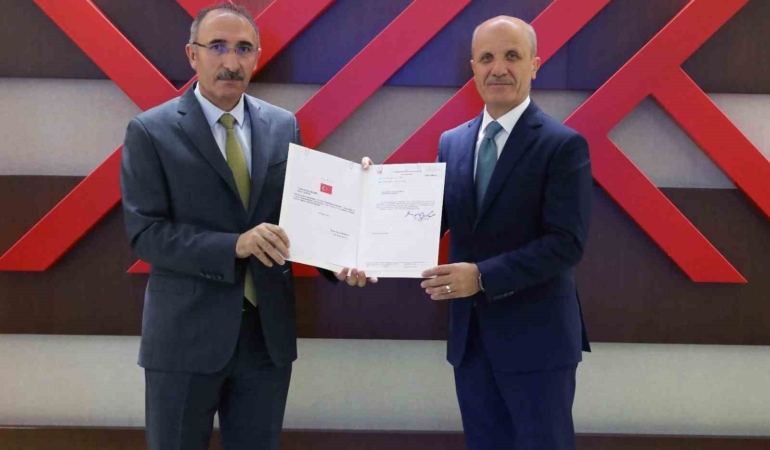 fu-rektoru-prof-dr-goktas-mazbatasini-aldi-QNiytkjN.jpg