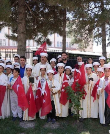 hafiz-cocuklar-sehitlerin-kabirleri-basinda-kuran-i-kerim-okudu-j5zeDaHR.jpg