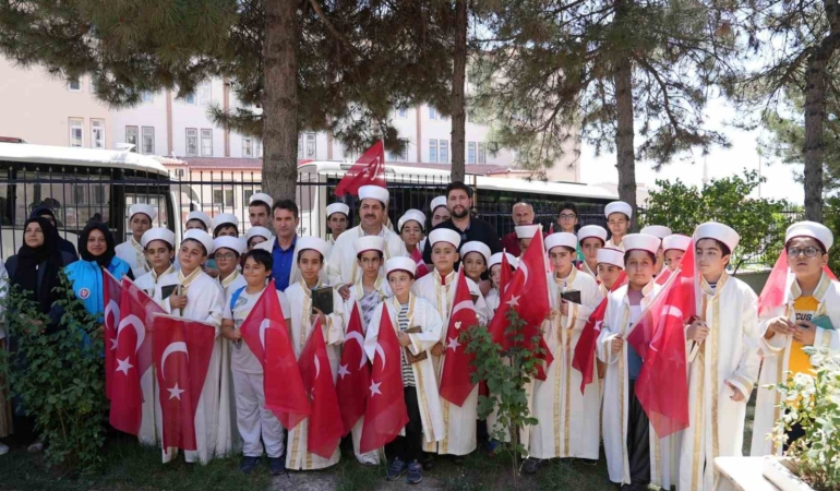 hafiz-cocuklar-sehitlerin-kabirleri-basinda-kuran-i-kerim-okudu-j5zeDaHR.jpg