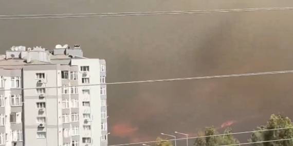 İzmir Dumanla Kaplandı: Yangın Yerleşim Yerlerine Yaklaştı İzmir Dumanla Kaplandı: Yangın Yerleşim Yerlerine Yaklaştı