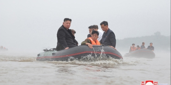 Kuzey Kore sular altında: Kim Jong-Un bölgeyi ziyaret etti Kuzey Kore sular altında: Kim Jong-Un bölgeyi ziyaret etti