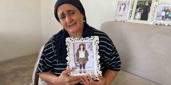 Narin’in annesi: “Okula az kaldı, bütün çocuklar kapımın önünden gidiyor. Narin olmaz ise yaşayamam” Narin’in annesi: “Okula az kaldı, bütün çocuklar kapımın önünden gidiyor. Narin olmaz ise yaşayamam”