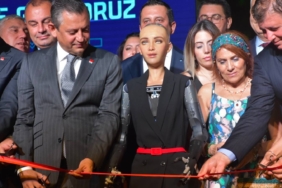ozgur-ozel-ve-robot-sophia-birlikte-kurdele-kesti-12NqTzb4.jpg
