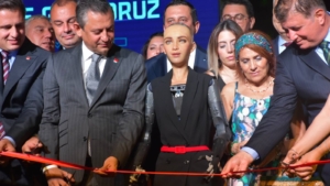ozgur-ozel-ve-robot-sophia-birlikte-kurdele-kesti-12NqTzb4.jpg