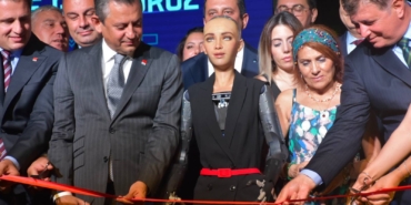 ozgur-ozel-ve-robot-sophia-birlikte-kurdele-kesti-12NqTzb4.jpg