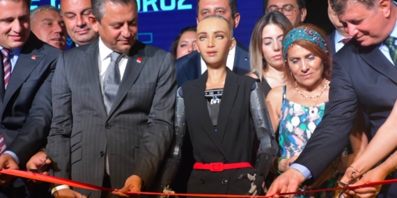 Özgür Özel ve Robot Sophia, birlikte kurdele kesti Özgür Özel ve Robot Sophia, birlikte kurdele kesti