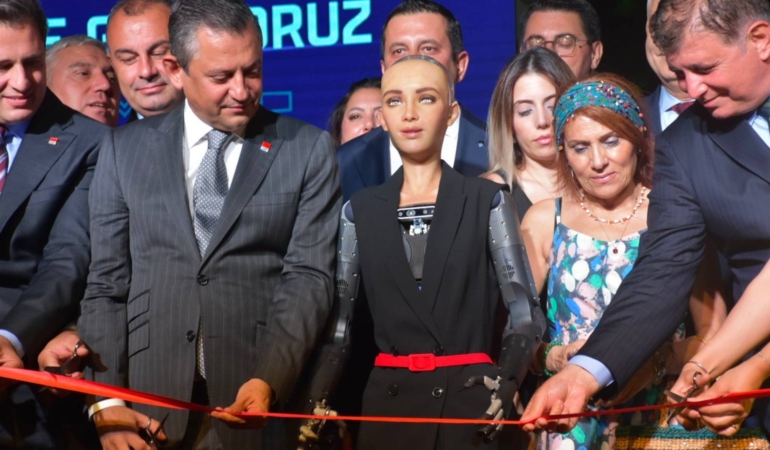 ozgur-ozel-ve-robot-sophia-birlikte-kurdele-kesti-12NqTzb4.jpg
