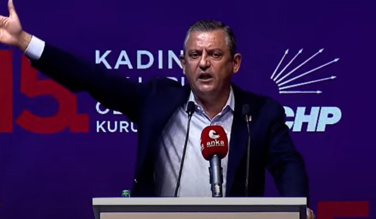 ozgur-ozelden-kongrede-sert-cikis-erkekleri-disari-cikartti-db14GHKU.jpg