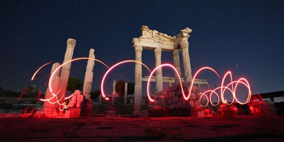 Perseid Meteor Yağmuru Bergama Akropolü'nde Gözlemlendi (VİDEO) Perseid Meteor Yağmuru Bergama Akropolü’nde Gözlemlendi (VİDEO)
