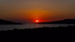 tunceli-elazig-feribot-iskelesinde-gun-batimi-manzarasi-kuyruk-stresini-unutturuyor-AfDecYBd.jpg
