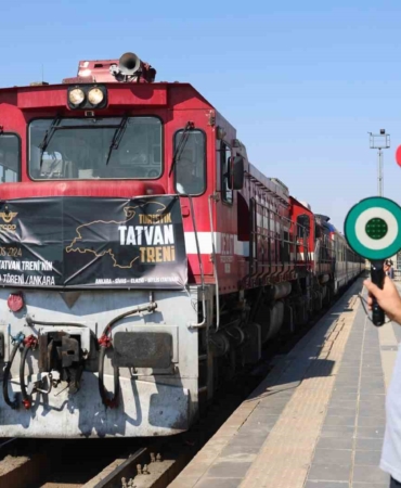 turistik-tatvan-treni-elaziga-ulasti-bH1NU4Dl.jpg