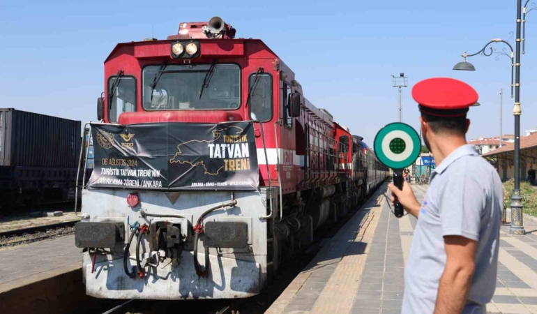 turistik-tatvan-treni-elaziga-ulasti-bH1NU4Dl.jpg
